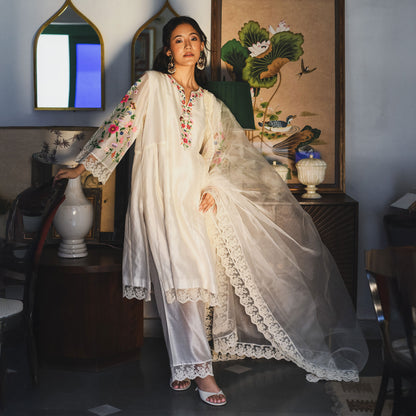Baavli luxury designer store at Khan Market, New Delhi.
Indian wedding, lehenge, Bride, Indian bride, bridesmaid.
baavli launching its new collection, Shringar, White suit set, Gauri.