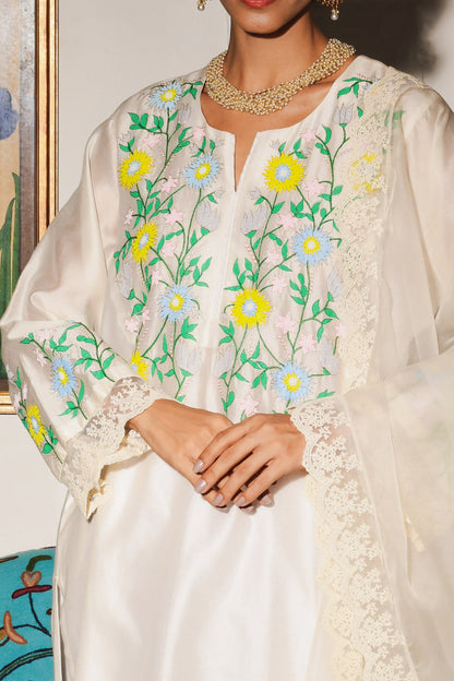 Baavli luxury designer store, New Delhi.
Indian wedding, lehenge, Bride, Indian bride, bridesmaid, Suit sets, Kaftan, sharara, jacket, kurta.
baavli launching its new collection, Dhan Mill, Hand painted, hand embroidered, Designer Label